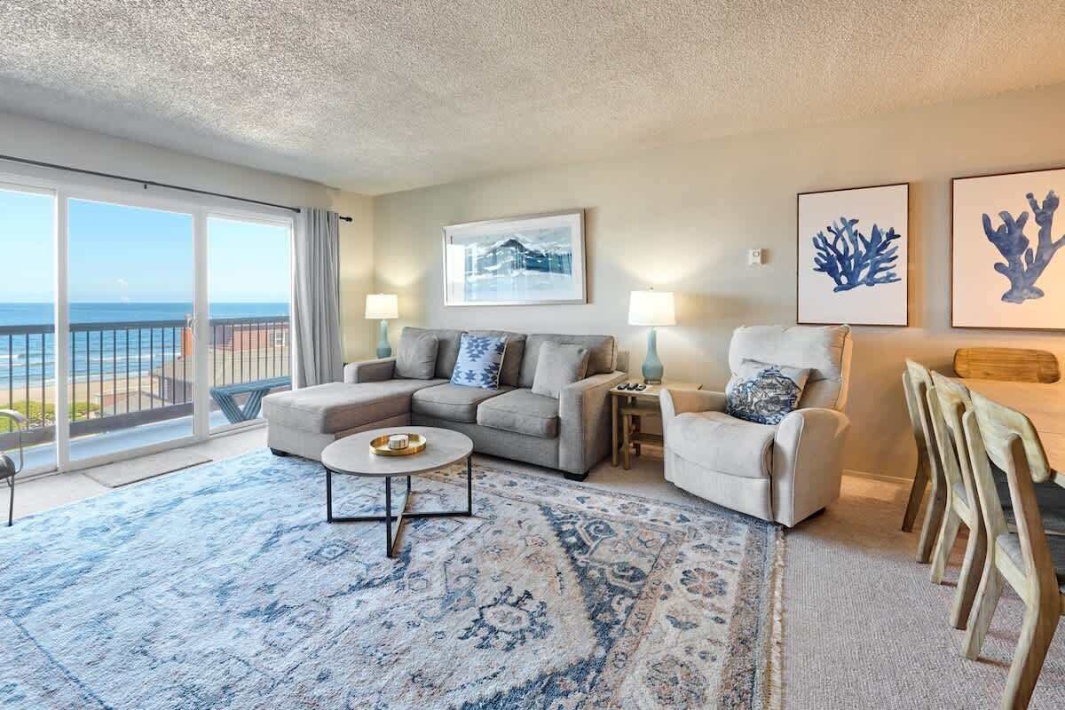 Télévision, cheminée, lecteur de DVD, table de tennis de table