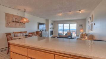 Téléviseur, foyer, lecteur de DVD, table de ping-pong