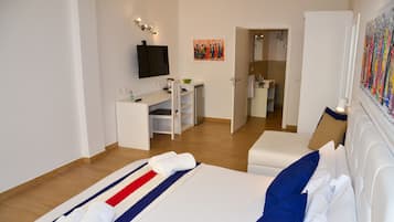 1 habitación, caja de seguridad en la habitación y escritorio