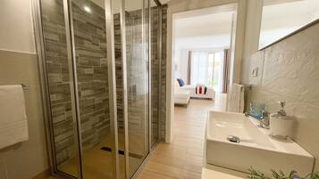 Regadera, secadora de cabello, bidet, toallas