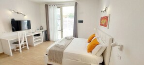 1 bedroom, in-room safe, desk, free WiFi