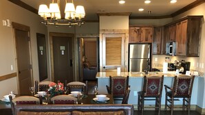 Interior -  Mt.top Condo,Prem&std unit,w/bal & elev.Sleeps 8.Avail Sat 12/20 to Sat12/27/25 (Gatlinburg)