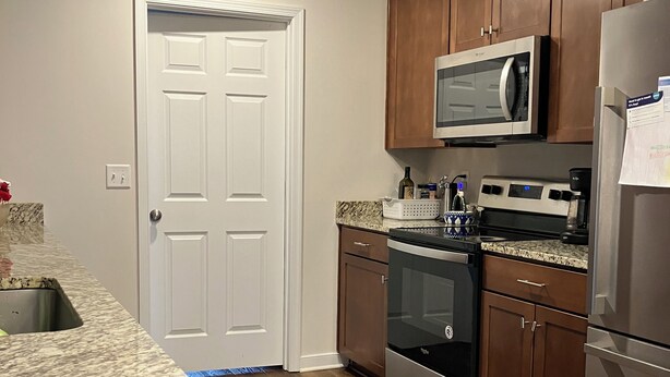 Coffee/tea maker, fridge, microwave, oven - Furnished 1 bedroom (Front Royal)