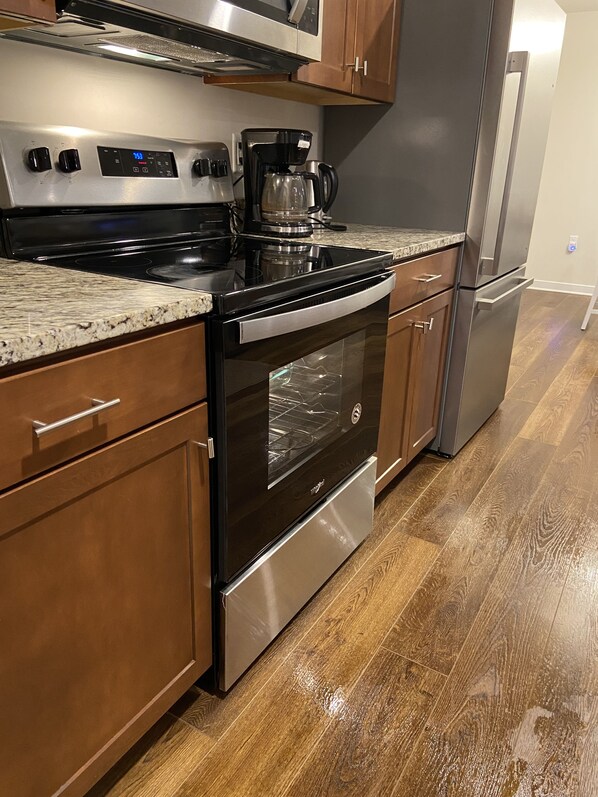 Refrigerador, microondas, horno y parrilla de estufa 