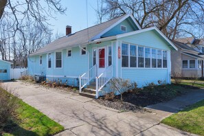Exterior - Perfect cottage for a quiet getaway with fire pit (South Haven)