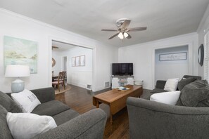 TV - Perfect cottage for a quiet getaway with fire pit (South Haven)