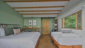 A room with two wooden beds, a desk, and a wardrobe. - Hotel La Palma y El Tucan - Coffee & Nature (Zipacón)