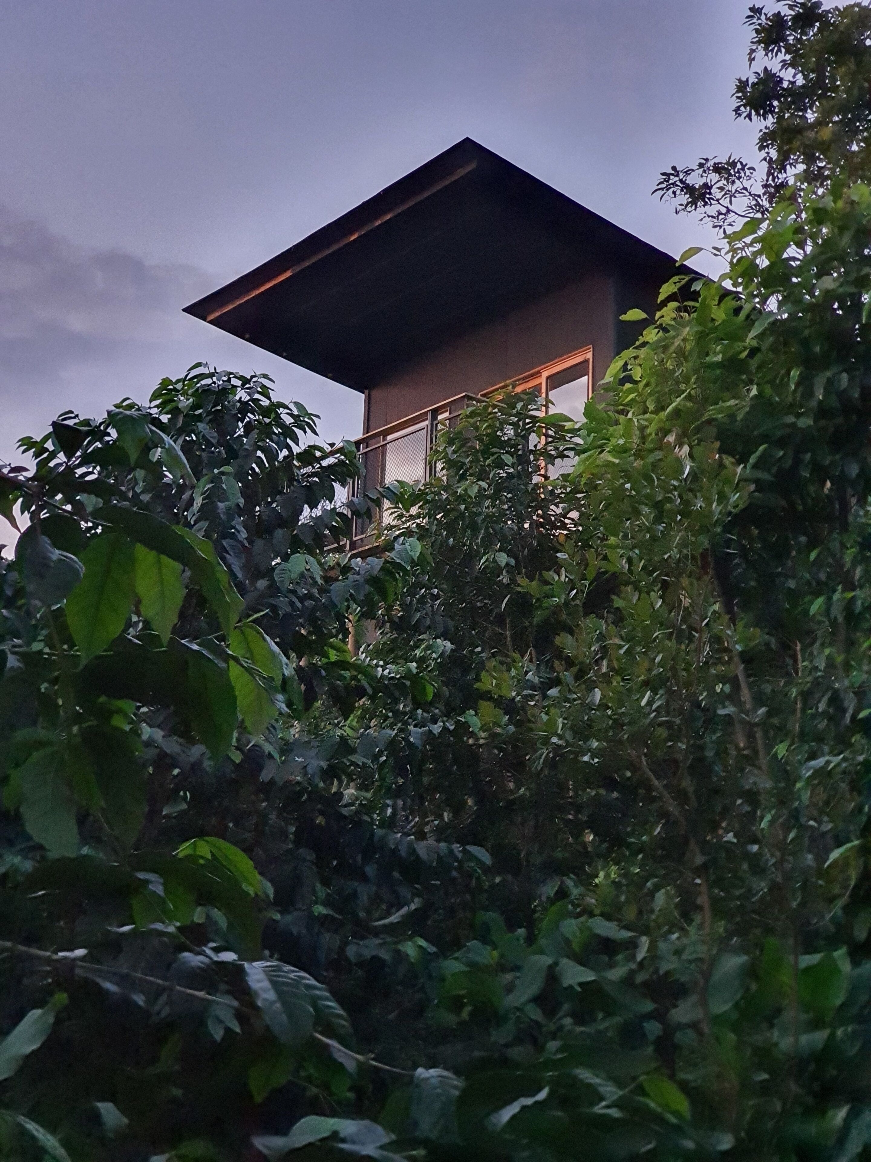 Un edificio moderno con techo plano y balcón.