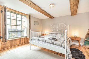 2 bedrooms, individually decorated, individually furnished - 48 High Street (Bridlington)