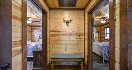 INDIAN SPRING-ON THE CREEK! Pool Table, Video Arcade, Outdoor TV, Indoor/Outdoor