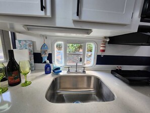 Fridge, microwave, stovetop, coffee/tea maker - Cozy RV in Homestead, near the Everglades National Park & the Florida Keys! (Homestead)