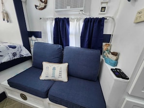 1 bedroom, desk, iron/ironing board, free WiFi - Cozy RV in Homestead, near the Everglades National Park & the Florida Keys! (Homestead)