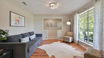 Smart TV, tavolo da calcetto, tavolo da ping pong