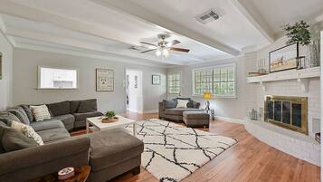 Smart-TV, Tischfußball, Tischtennisplatte