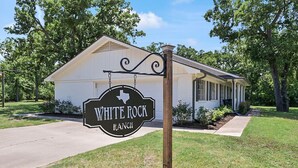 Un edificio de estilo rancho con un letrero que dice "WHITE ROCK RANCH".