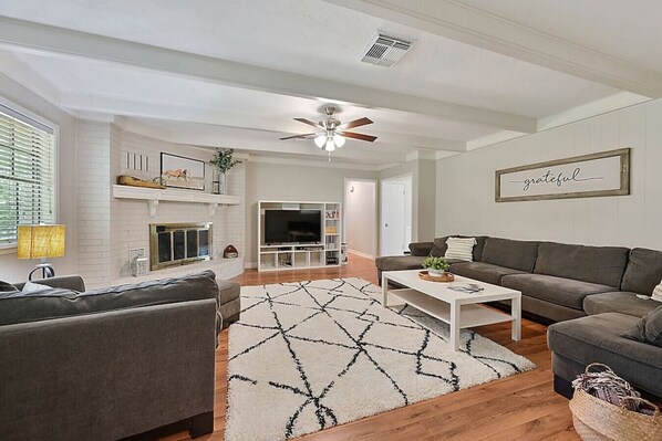 Smart TV, table football, ping pong - White Rock Ranch - Beautiful Getaway Near the City (College Station)