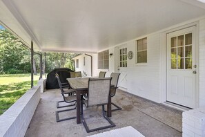 Outdoor dining - White Rock Ranch - Beautiful Getaway Near the City (College Station)