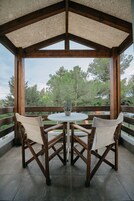 Standard Twin Room | In-room safe, desk, laptop workspace, blackout drapes