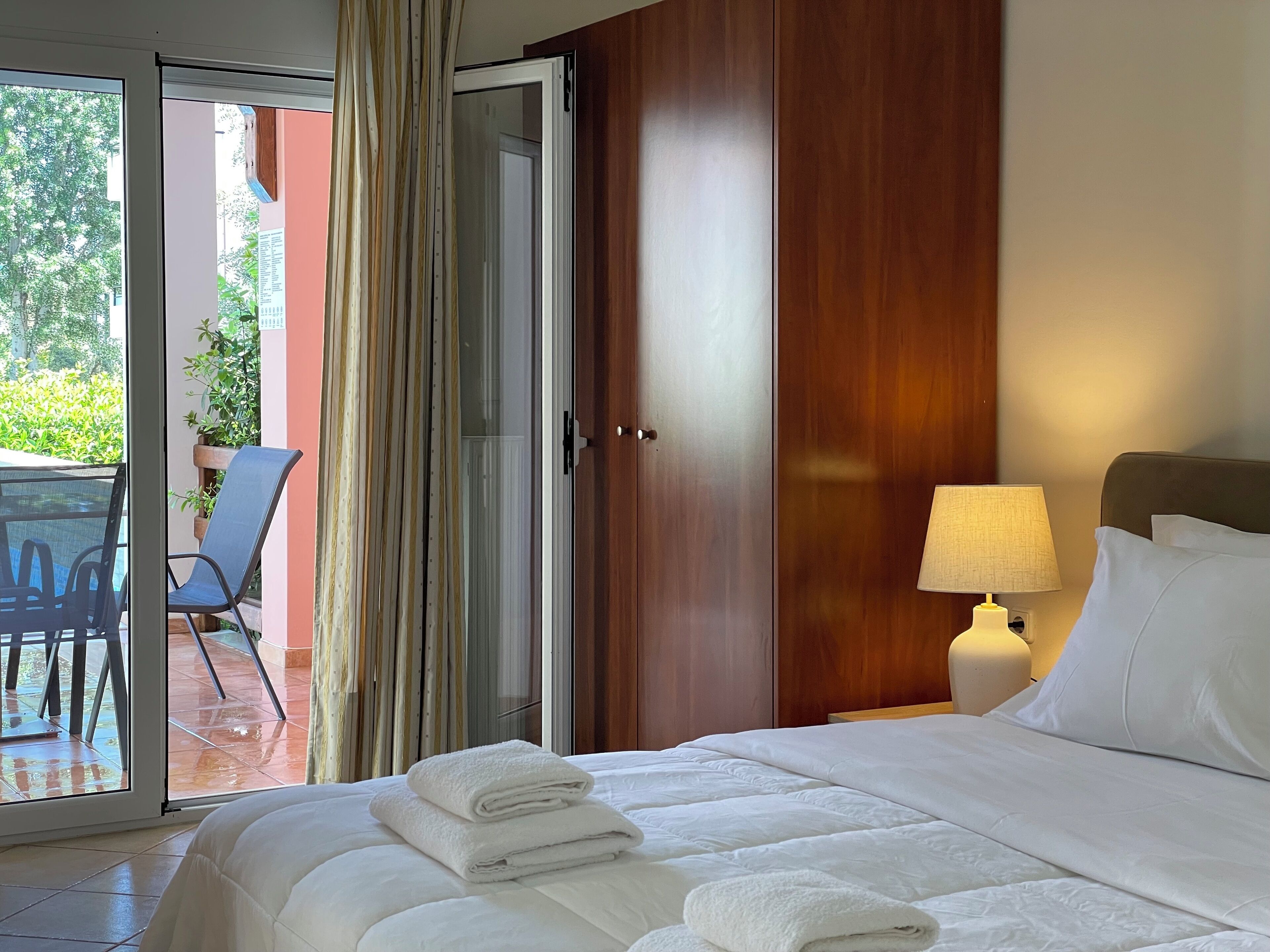 尊荣双人房 | 客房内保险  箱、办公桌、笔记本电脑工作区、遮光窗帘