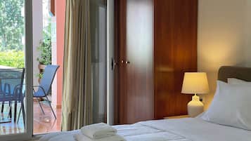 Habitación doble Premium | Caja de seguridad en la habitación y escritorio