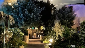 Un sentiero conduce a un edificio sotto un cielo illuminato dalla luna.