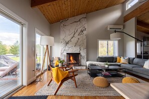 TV connectée, cheminée, jeux vidéo, table de tennis de table