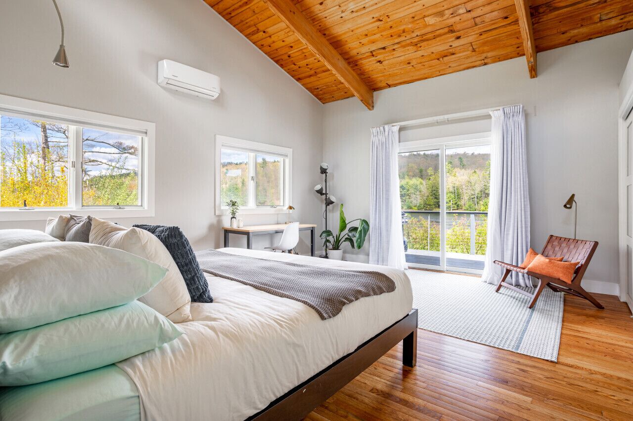 3 habitaciones, escritorio y tabla de planchar con plancha 