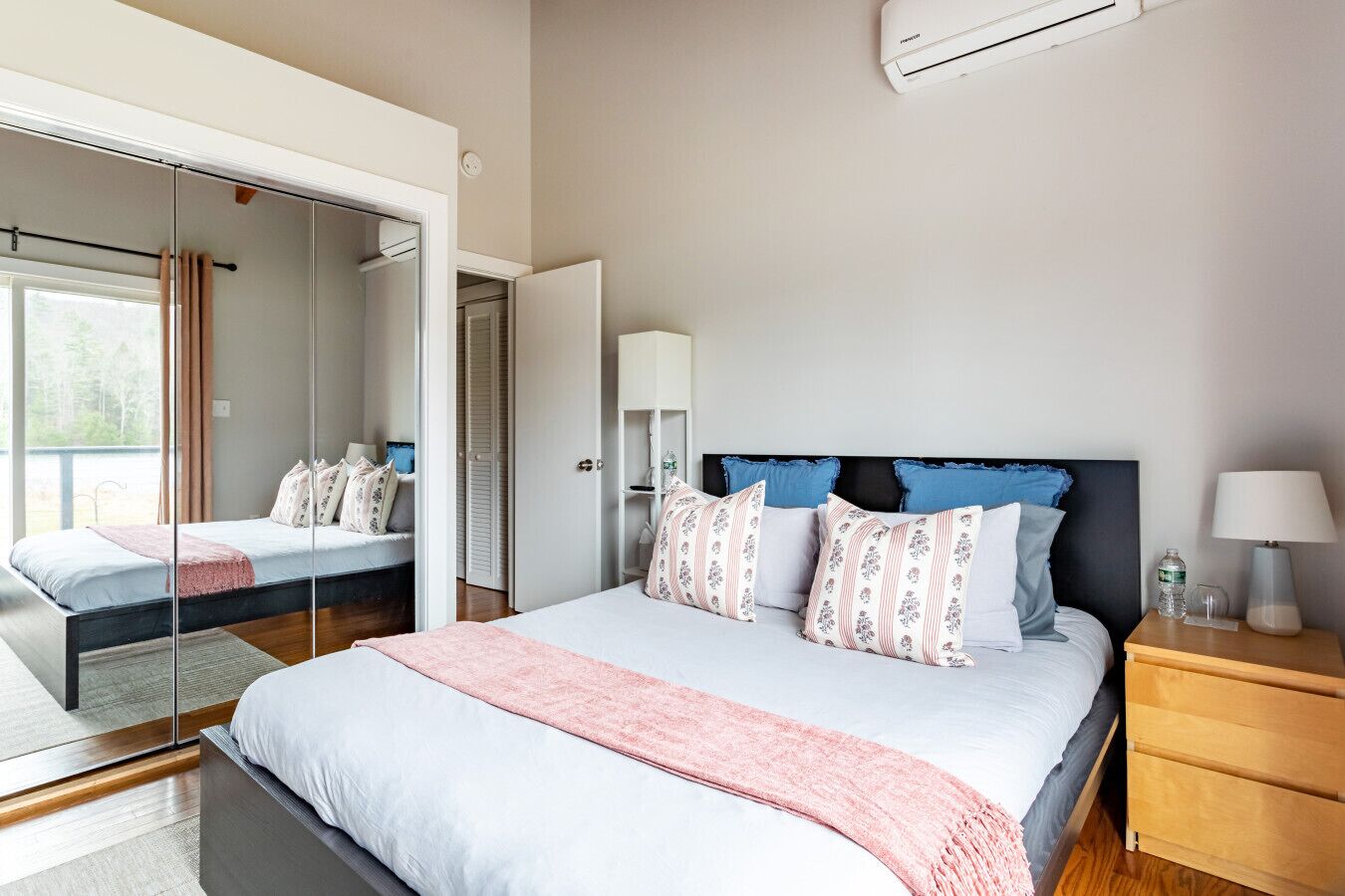 3 chambres, bureau, fer et planche à repasser, lit de bébé portatif