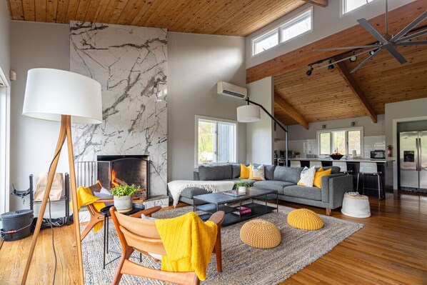 TV connectée, cheminée, jeux vidéo, table de tennis de table