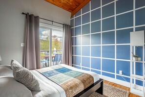 3 habitaciones, escritorio y tabla de planchar con plancha