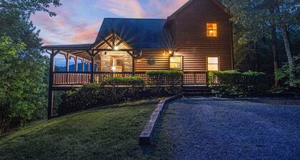 Incredible Views! Pet Friendly, Hot Tub, Fire Pit, Close to Lake!