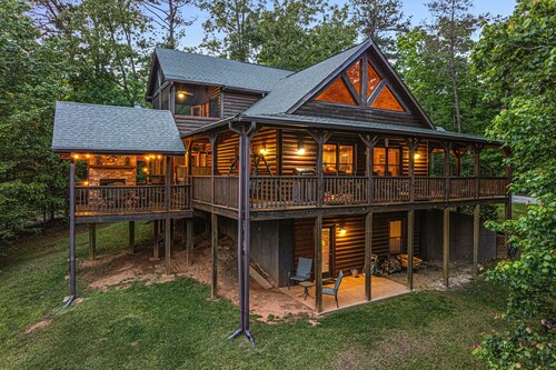 Incredible Views! Pet Friendly,  Hot Tub, Fire Pit, Close to Lake!