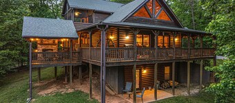 Incredible Views! Pet Friendly,  Hot Tub, Fire Pit, Close to Lake!