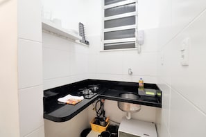 Frigobar, micro-ondas, talheres/pratos/utensílios de cozinha