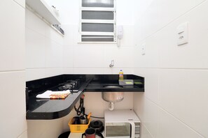 Mini-fridge, microwave, cookware/dishes/utensils - Rio Spot Homes Atlantica C057 (Rio de Janeiro)