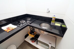 Frigobar, micro-ondas, talheres/pratos/utensílios de cozinha