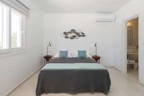Ropa de cama de alta calidad y caja de seguridad en la habitación 