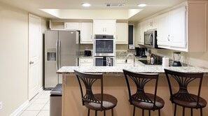 Fridge, microwave, oven, stovetop - Pool Paradise Arcade Ping-Pong Darts Fire Pit Wii (Richardson)