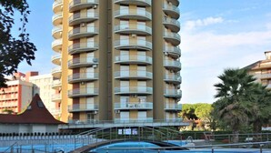 Un grand hôtel cylindrique, doté de nombreux balcons et d’une piscine située à l’avant.