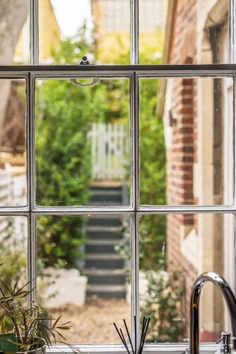 Coastal Cottage: Dog friendly cottage with garden