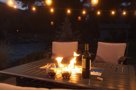 Outdoor dining. Water's Edge Serenity On The Boulevard in Redstone