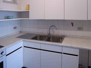 Réfrigérateur, micro-ondes, plaque de cuisson