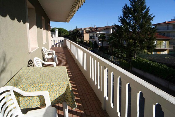 Outdoor dining - Holiday apartment mit Terrasse und Klimaanlage (Lignano Sabbiadoro)