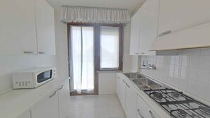 Fridge, microwave, stovetop - Holiday apartment mit Terrasse und Meerblick (Lignano Sabbiadoro)