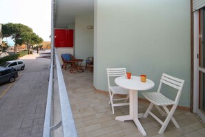 Outdoor dining - Holiday apartment with air conditioning and balcony (Lignano Sabbiadoro)