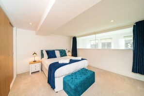 Työpöytä, silitysrauta/-lauta, ilmainen Wi-Fi, vuodevaatteet