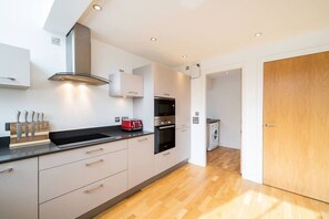 Fridge, microwave, oven, stovetop - Whinny Brae - Quirky Conversion (Broughty Ferry)