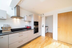 Een koelkast, een microgolfoven, een oven, een kookplaat