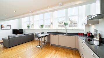 Kjøleskap, mikrobølgeovn, ovn og kokeplater