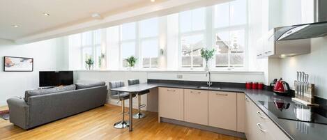 ثلاجة، ميكروويف، فرن، موقد طهي مسطح